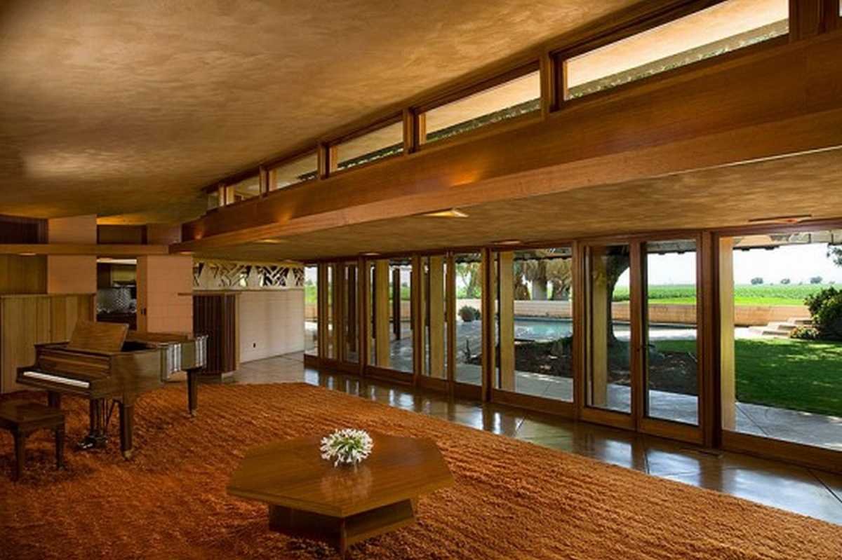 Ciptakan suasana rumah yang akrab dengan perawatan kayu maksimal.